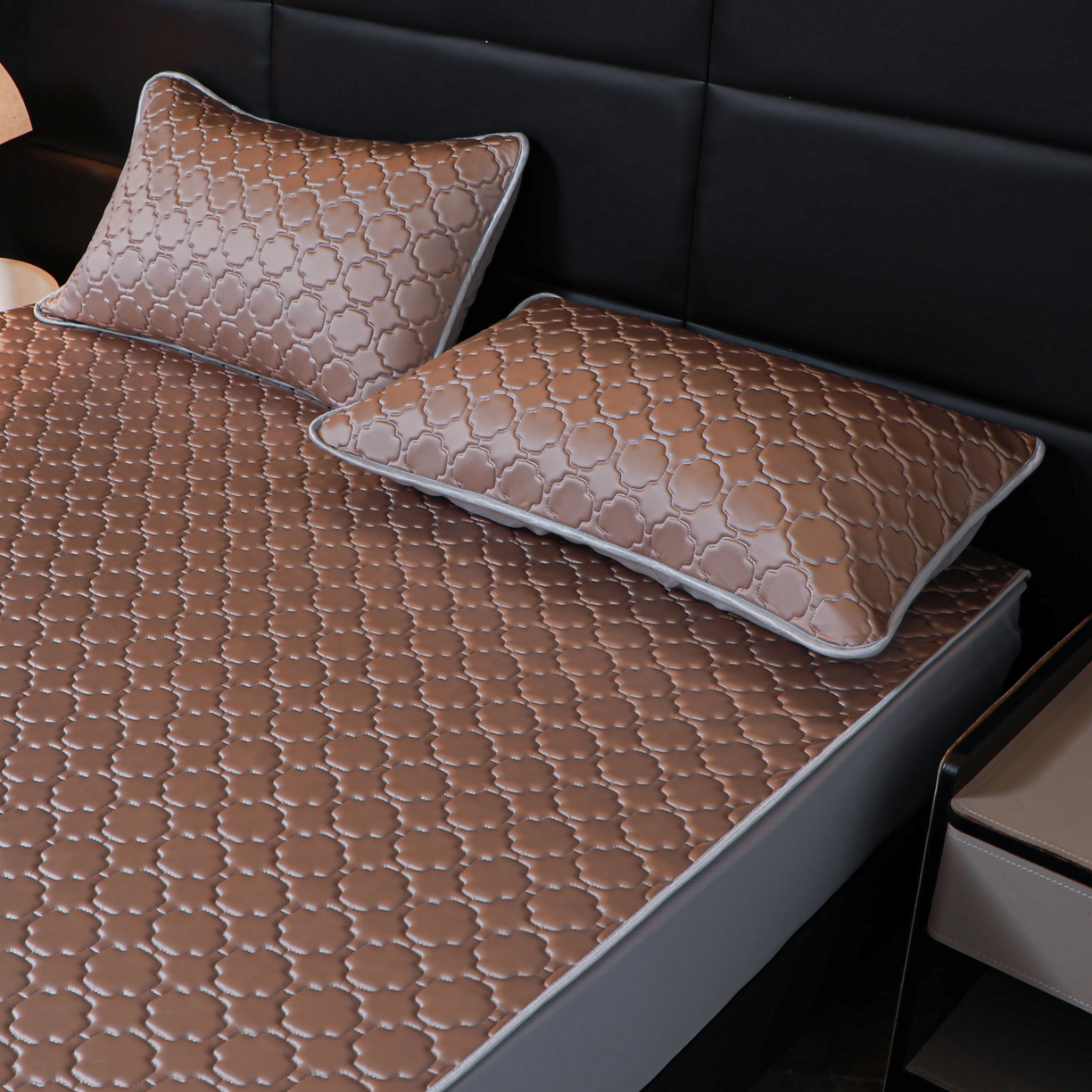 91家纺网 家纺一手货源 找家纺 多乐家纺 2026新款水光冰丝绸锦氨冰皮加厚乳胶凉席席子 香槟金-床笠款