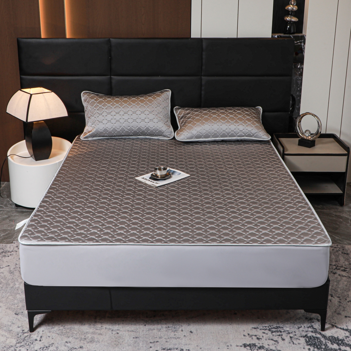 91家纺网 家纺一手货源 找家纺 多乐家纺 2026新款水光冰丝绸锦氨冰皮加厚乳胶凉席席子 气质灰-床笠款