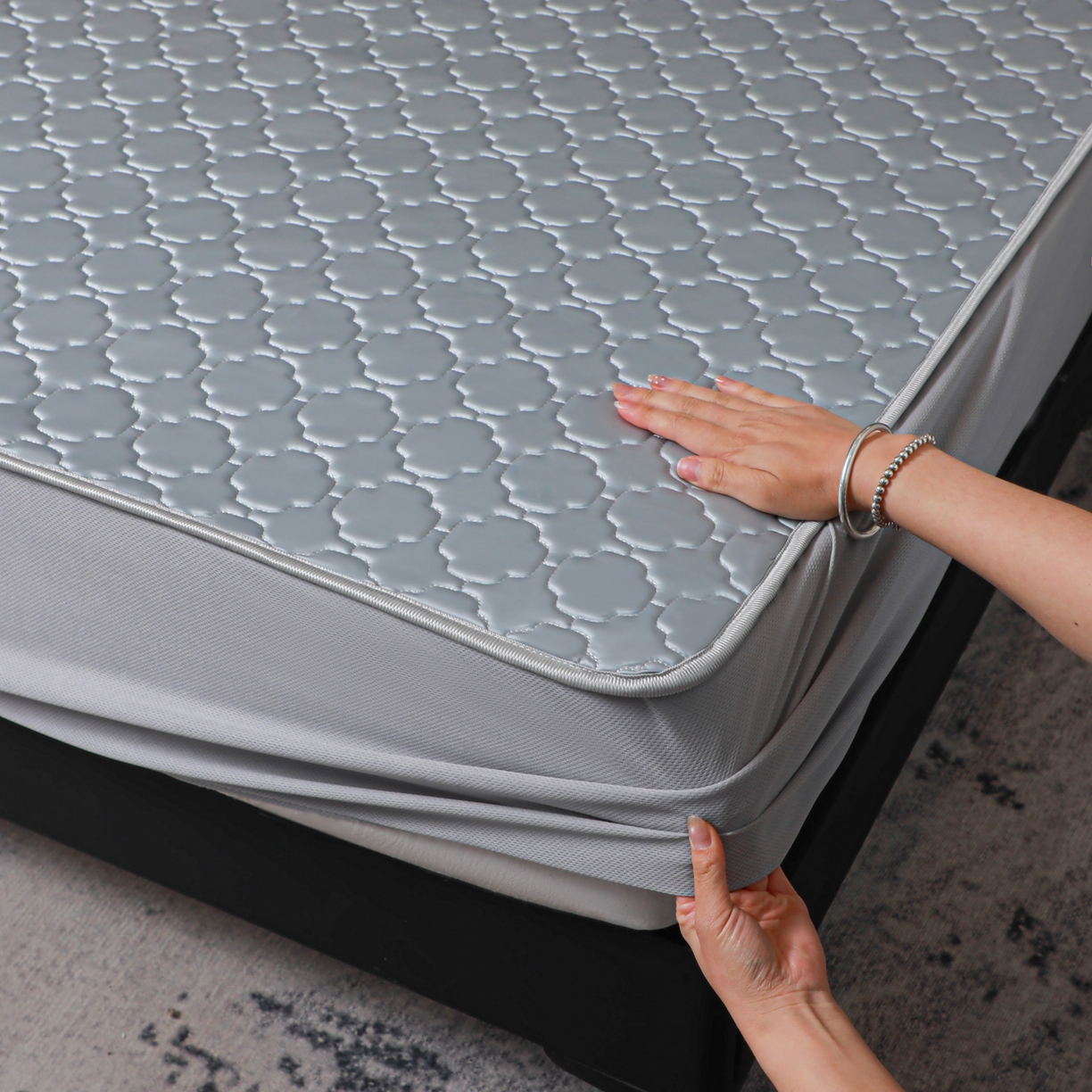 91家纺网 家纺一手货源 找家纺 多乐家纺 2026新款水光冰丝绸锦氨冰皮加厚乳胶凉席席子 雾蓝-床笠款