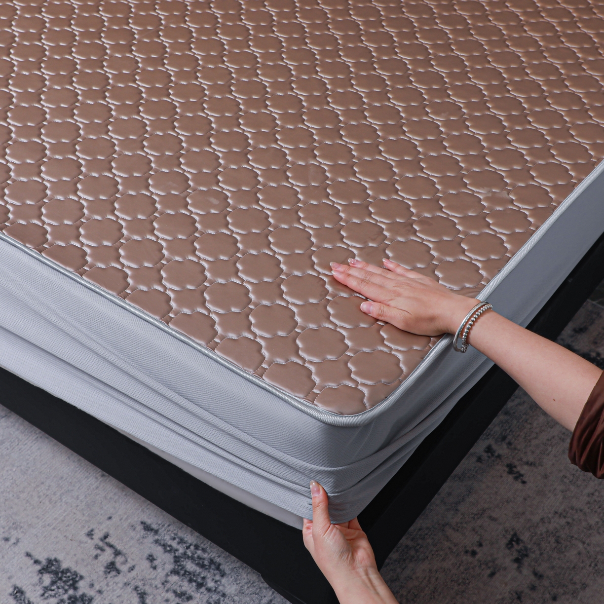 91家纺网 家纺一手货源 找家纺 多乐家纺 2026新款水光冰丝绸锦氨冰皮加厚乳胶凉席席子 香槟金-床笠款