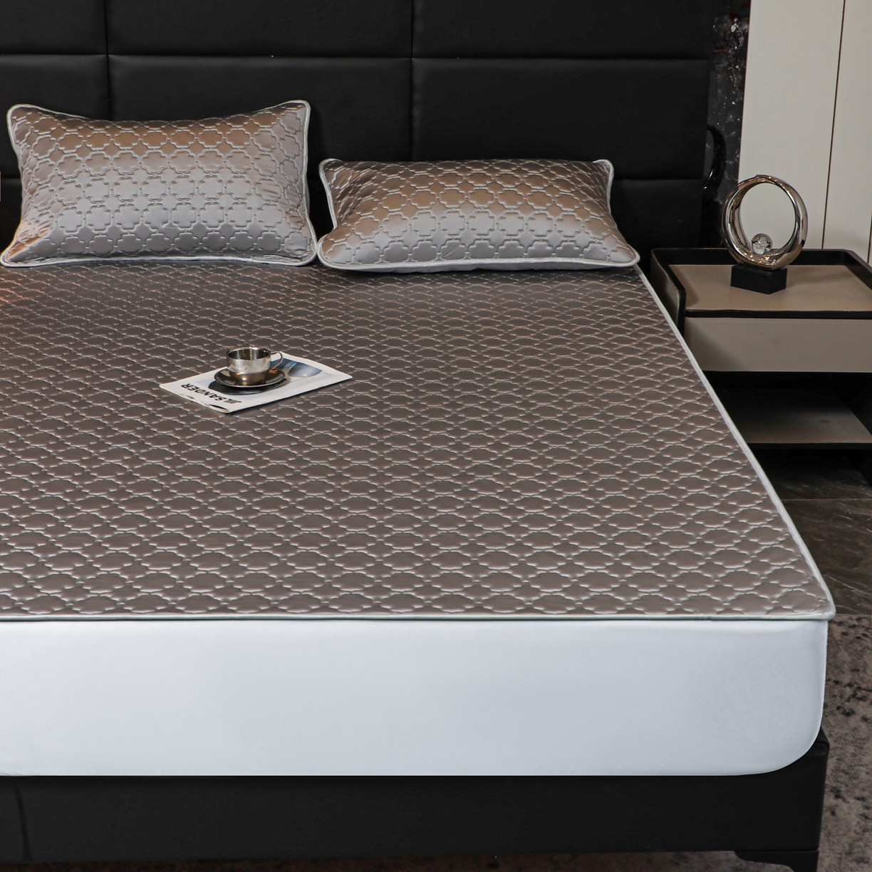 91家纺网 家纺一手货源 找家纺 多乐家纺 2026新款水光冰丝绸锦氨冰皮加厚乳胶凉席席子 气质灰-床席款