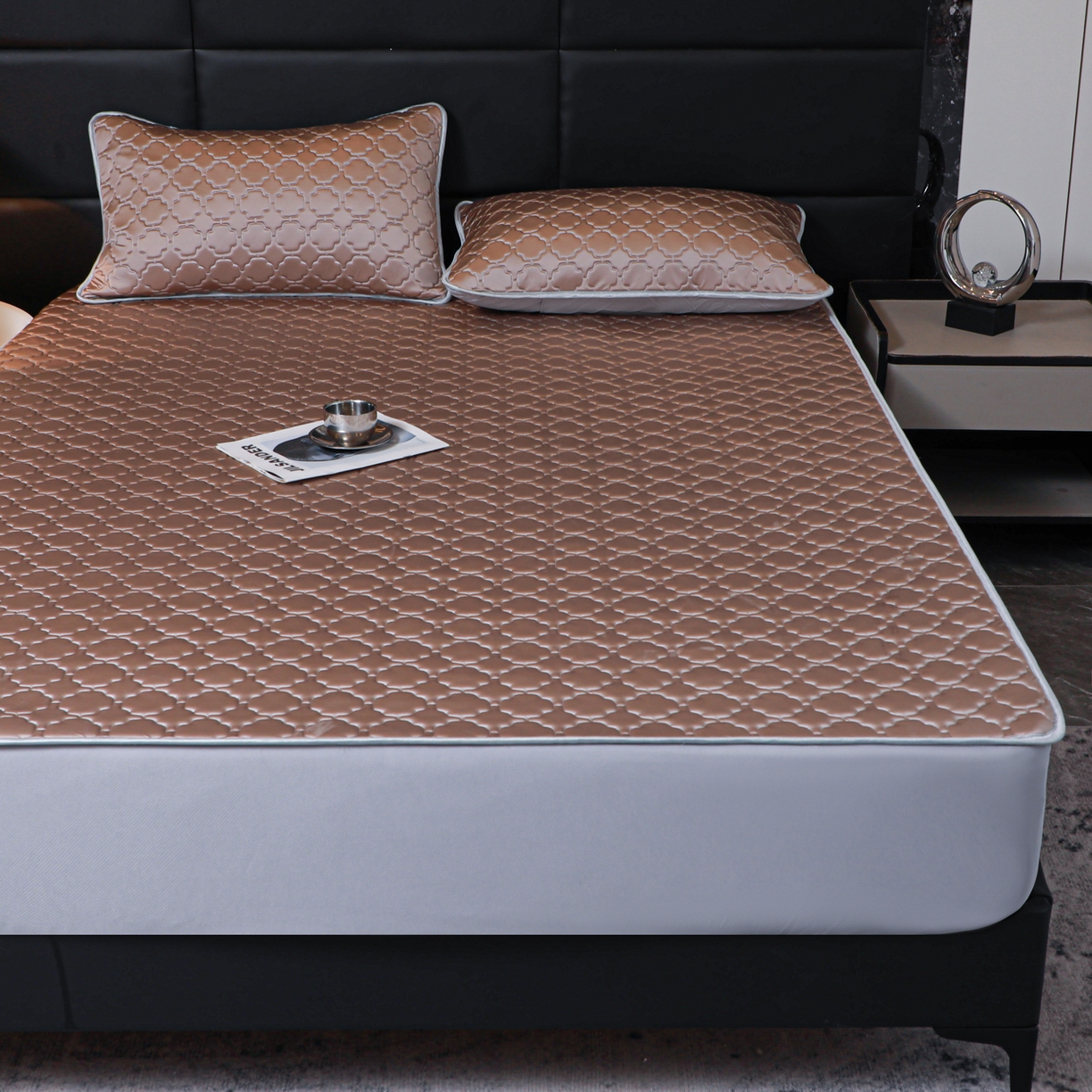 91家纺网 家纺一手货源 找家纺 多乐家纺 2026新款水光冰丝绸锦氨冰皮加厚乳胶凉席席子 香槟金-床笠款