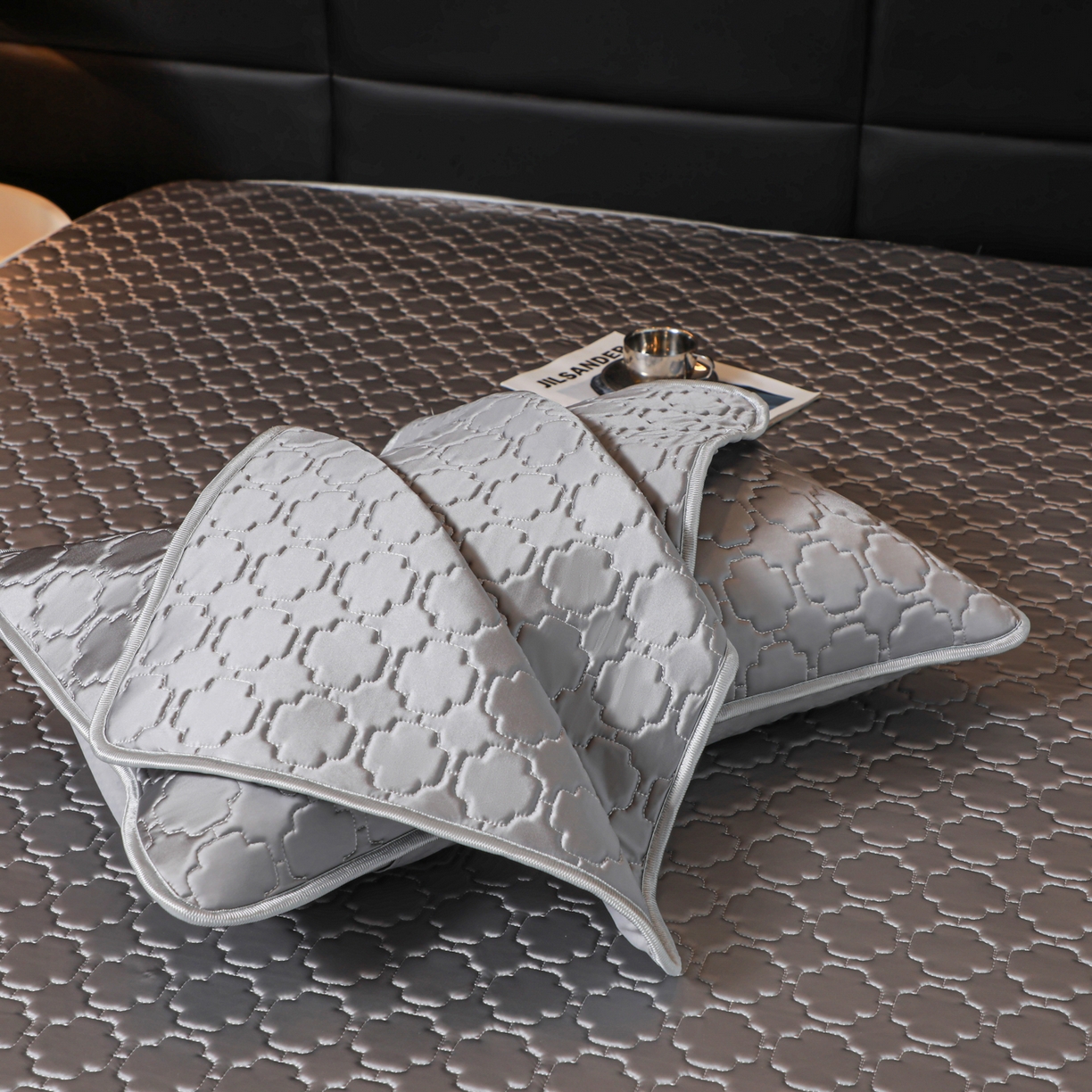 91家纺网 家纺一手货源 找家纺 多乐家纺 2026新款水光冰丝绸锦氨冰皮加厚乳胶凉席席子 气质灰-床笠款