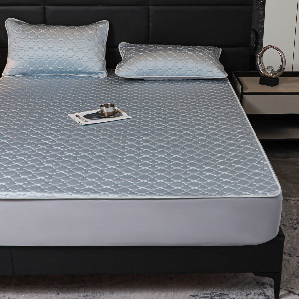 91家纺网 家纺一手货源 找家纺 多乐家纺 2026新款水光冰丝绸锦氨冰皮加厚乳胶凉席席子 雾蓝-床笠款