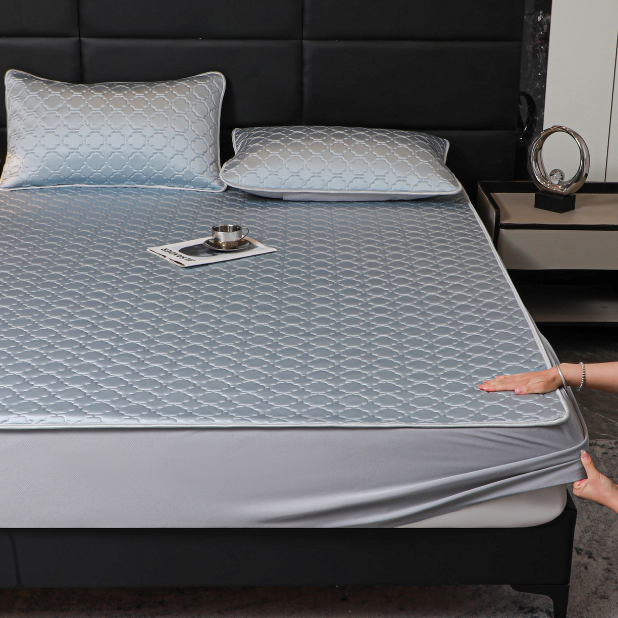 91家纺网 家纺一手货源 找家纺 多乐家纺 2026新款水光冰丝绸锦氨冰皮加厚乳胶凉席席子 雾蓝-床笠款