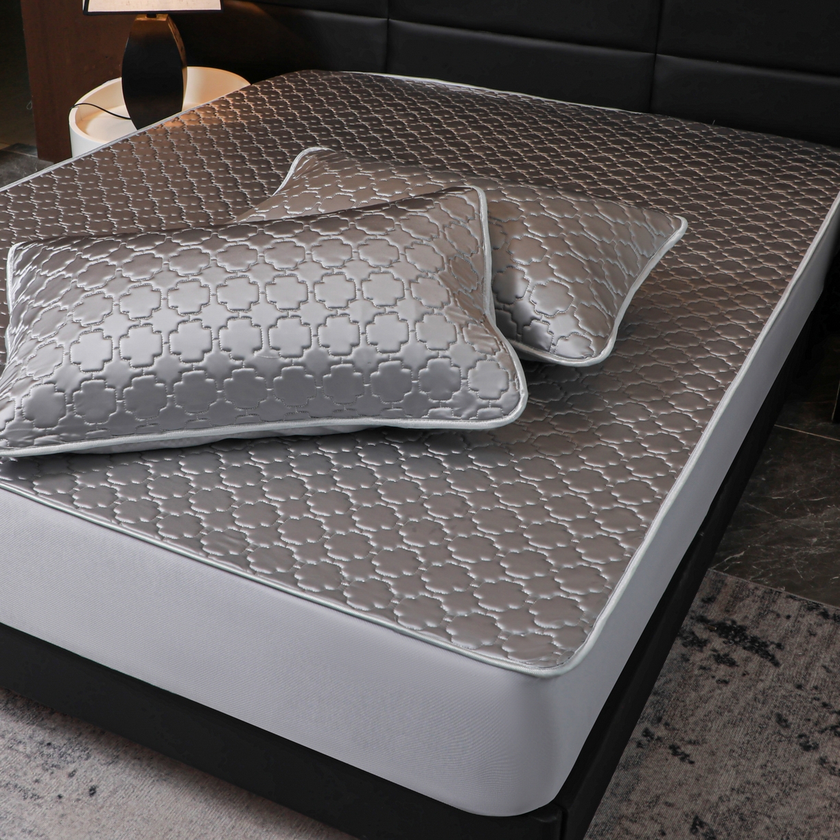 91家纺网 家纺一手货源 找家纺 多乐家纺 2026新款水光冰丝绸锦氨冰皮加厚乳胶凉席席子 气质灰-床笠款