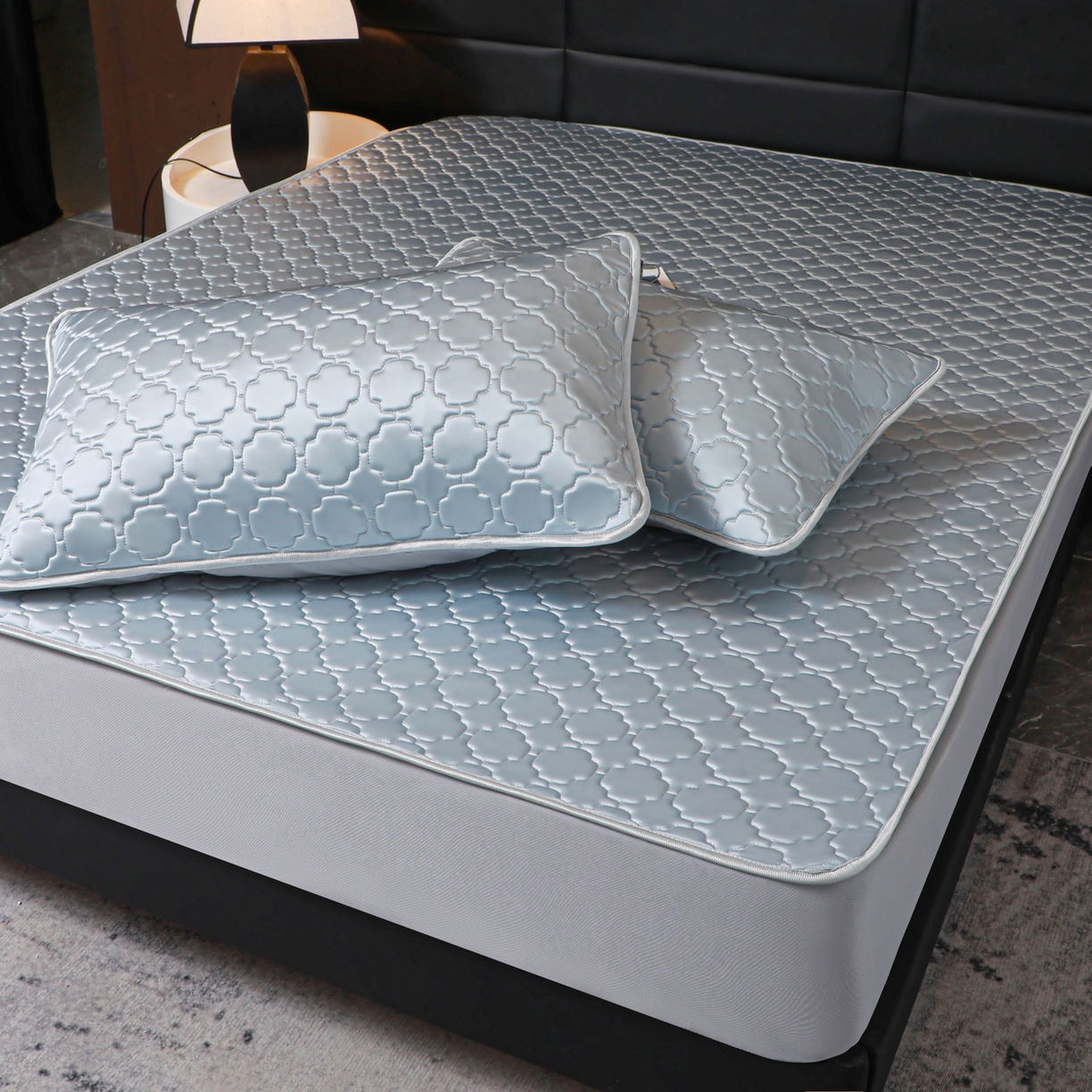 91家纺网 家纺一手货源 找家纺 多乐家纺 2026新款水光冰丝绸锦氨冰皮加厚乳胶凉席席子 雾蓝-床笠款