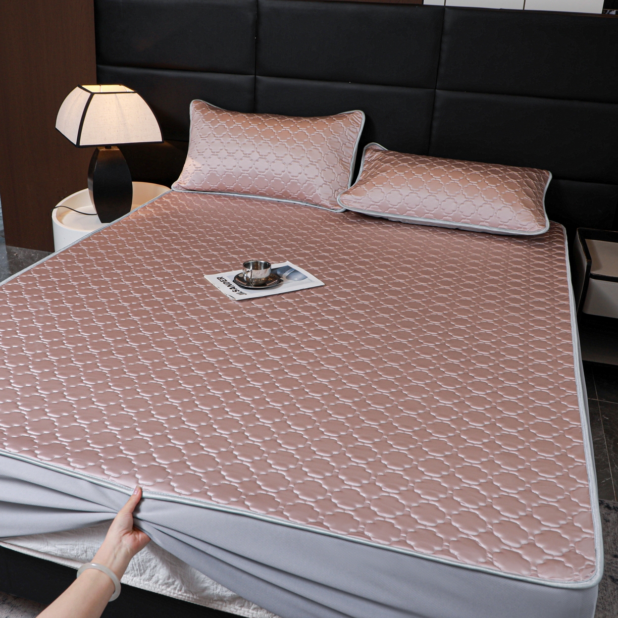 91家纺网 家纺一手货源 找家纺 多乐家纺 2026新款水光冰丝绸锦氨冰皮加厚乳胶凉席席子 桔梗紫-床笠款