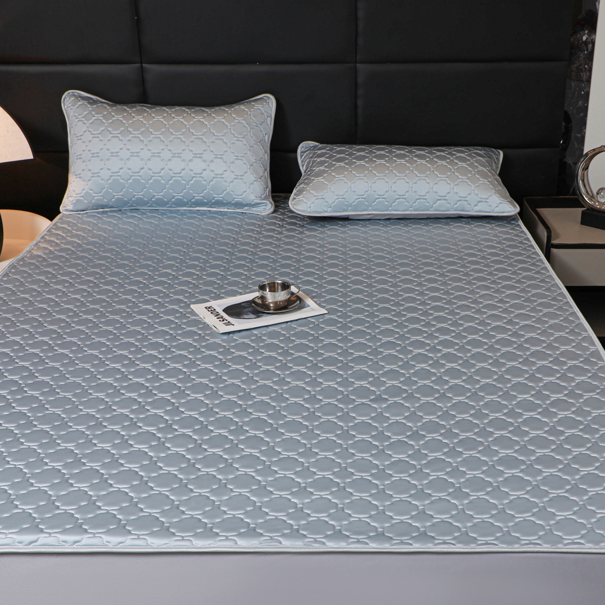 91家纺网 家纺一手货源 找家纺 多乐家纺 2026新款水光冰丝绸锦氨冰皮加厚乳胶凉席席子 雾蓝-床笠款