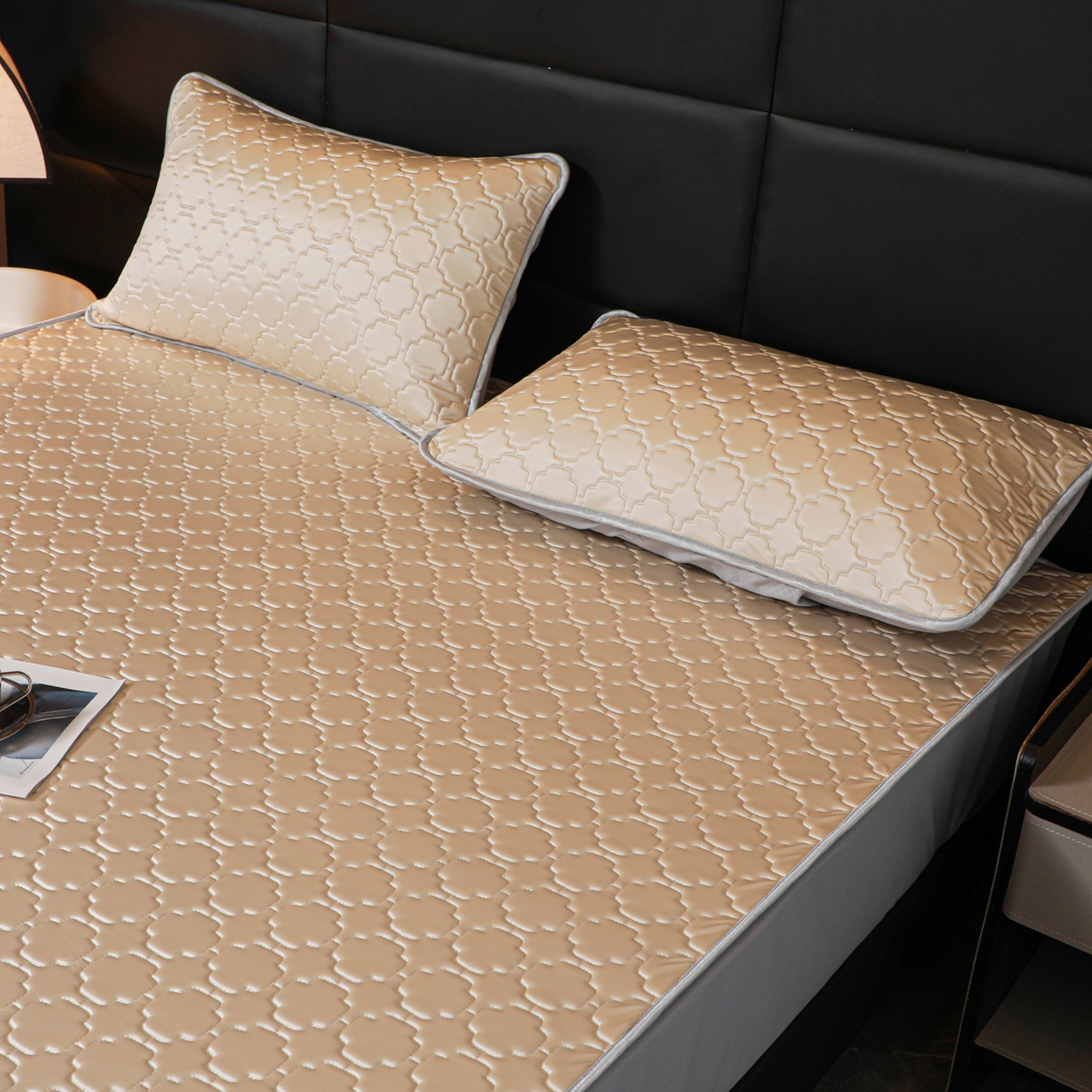 91家纺网 家纺一手货源 找家纺 多乐家纺 2026新款水光冰丝绸锦氨冰皮加厚乳胶凉席席子 杏黄-床笠款