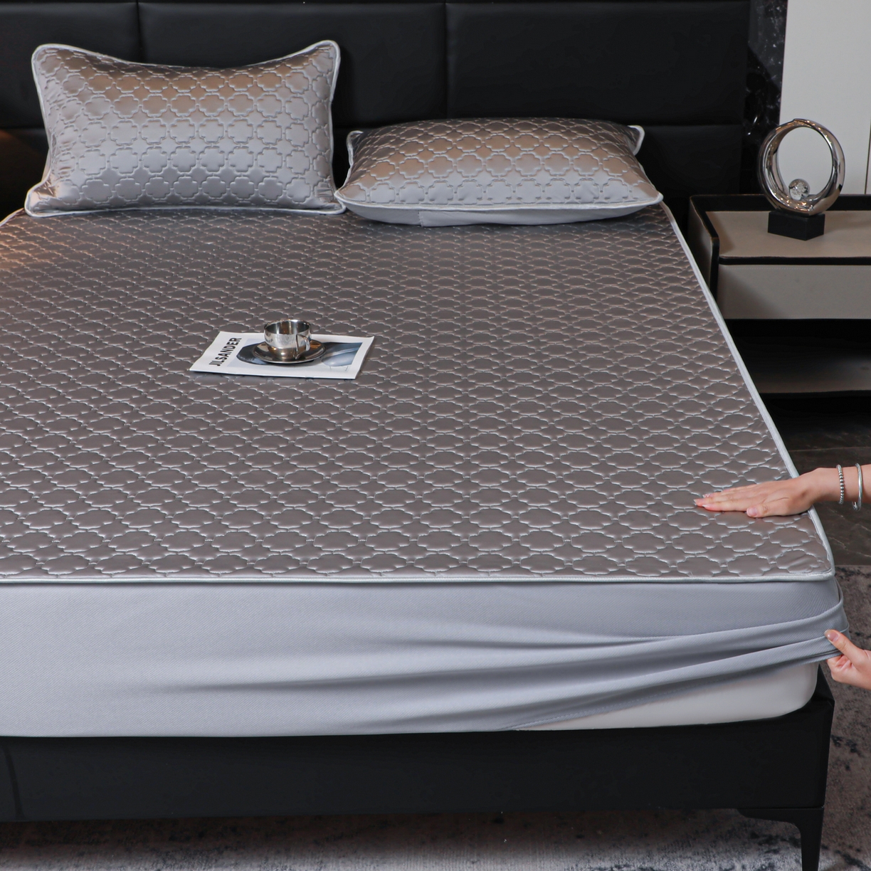 91家纺网 家纺一手货源 找家纺 多乐家纺 2026新款水光冰丝绸锦氨冰皮加厚乳胶凉席席子 气质灰-床笠款