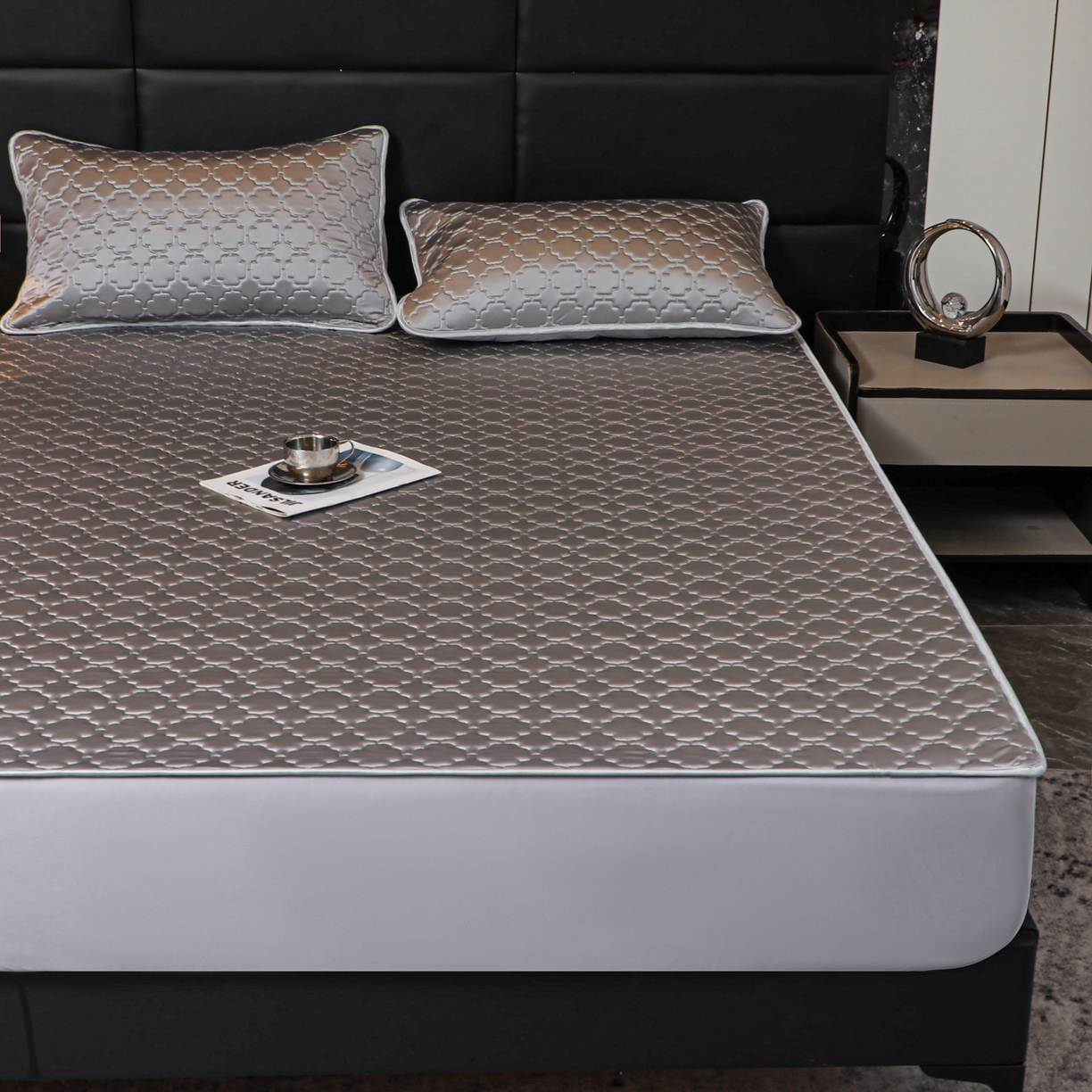 91家纺网 家纺一手货源 找家纺 多乐家纺 2026新款水光冰丝绸锦氨冰皮加厚乳胶凉席席子 气质灰-床笠款