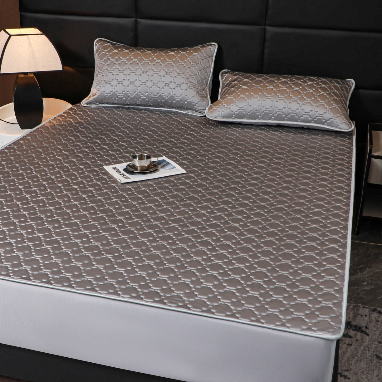 91家纺网 家纺一手货源 找家纺 多乐家纺 2026新款水光冰丝绸锦氨冰皮加厚乳胶凉席席子 气质灰-床笠款