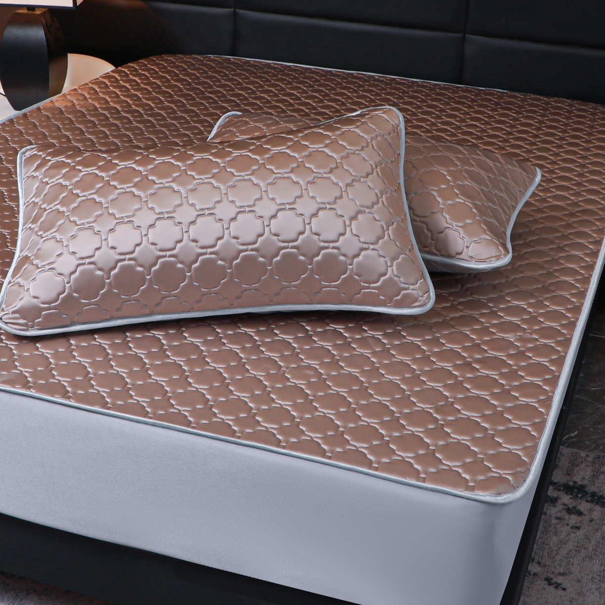 91家纺网 家纺一手货源 找家纺 多乐家纺 2026新款水光冰丝绸锦氨冰皮加厚乳胶凉席席子 香槟金-床笠款