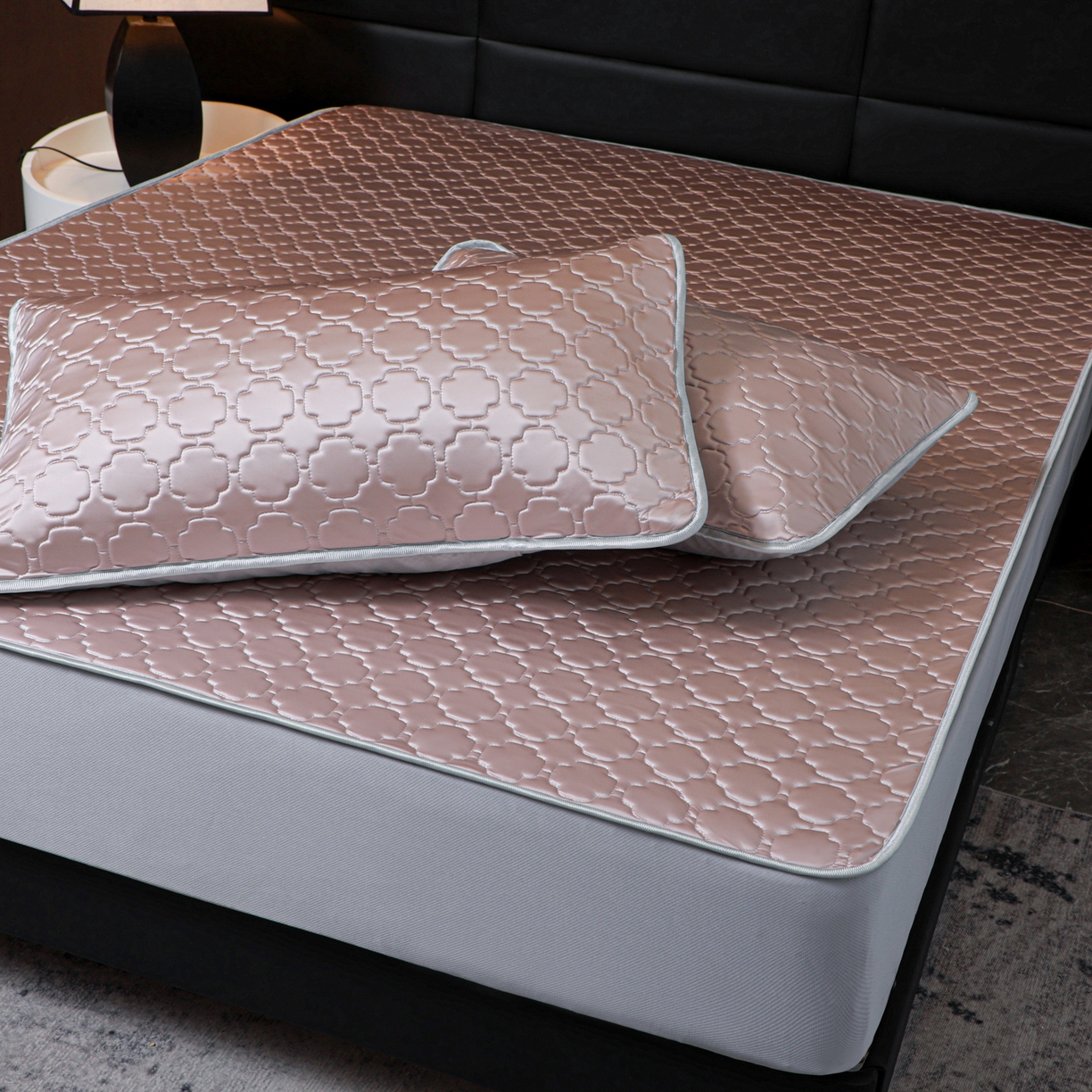 91家纺网 家纺一手货源 找家纺 多乐家纺 2026新款水光冰丝绸锦氨冰皮加厚乳胶凉席席子 桔梗紫-床笠款