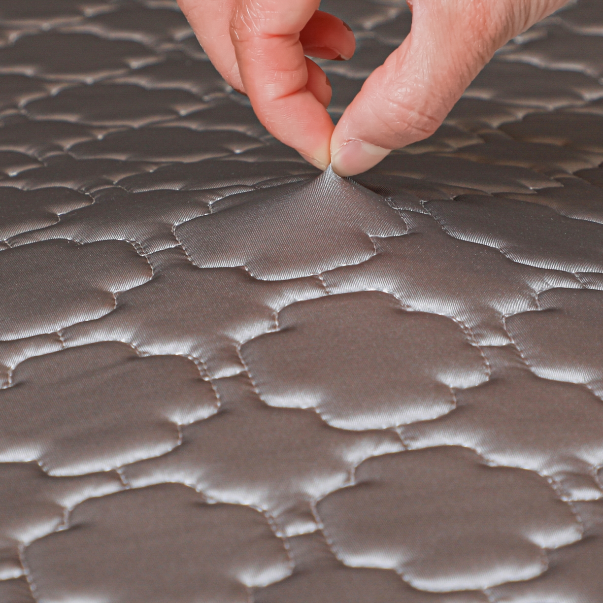 91家纺网 家纺一手货源 找家纺 多乐家纺 2026新款水光冰丝绸锦氨冰皮加厚乳胶凉席席子 气质灰-床笠款