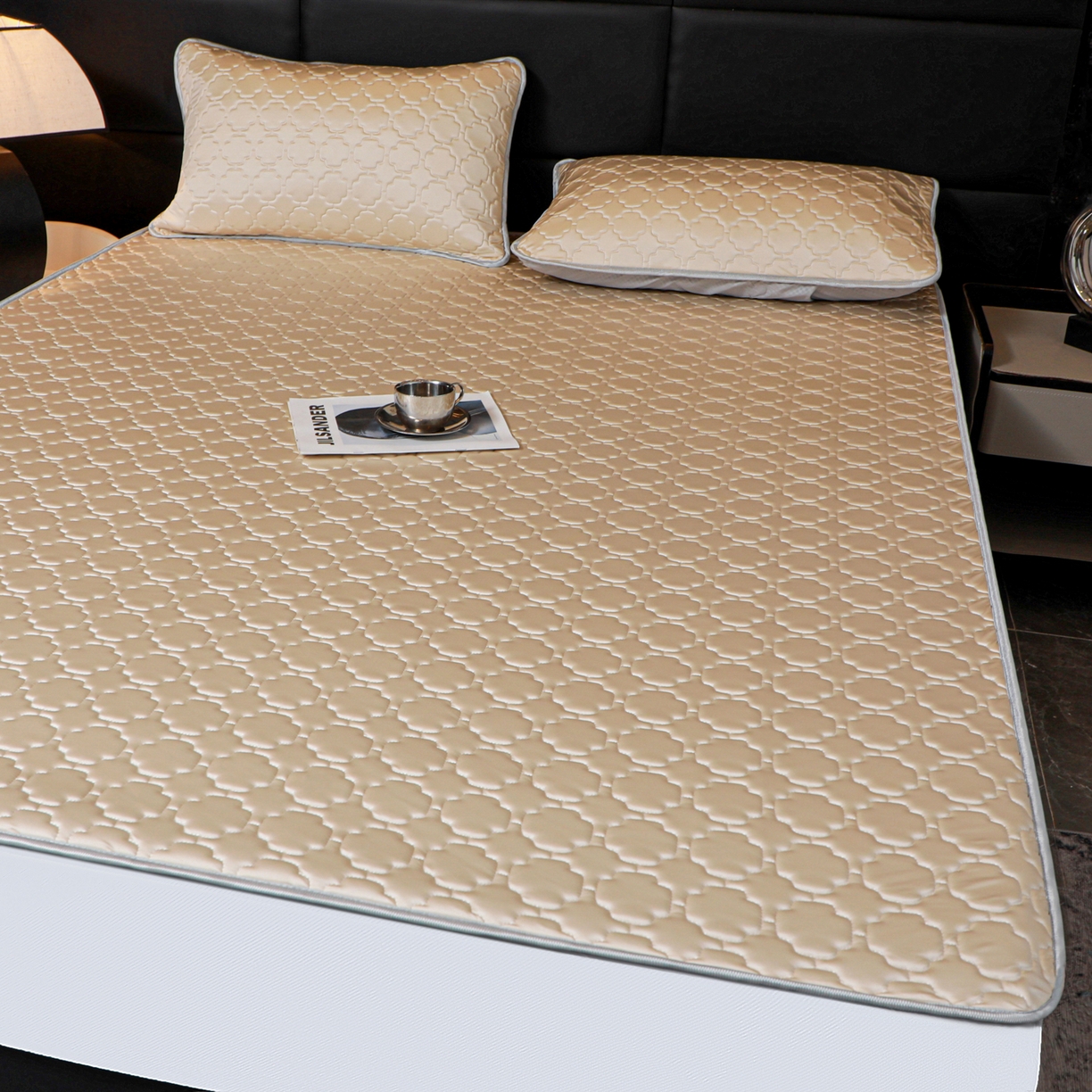 91家纺网 家纺一手货源 找家纺 多乐家纺 2026新款水光冰丝绸锦氨冰皮加厚乳胶凉席席子 杏黄-床席款