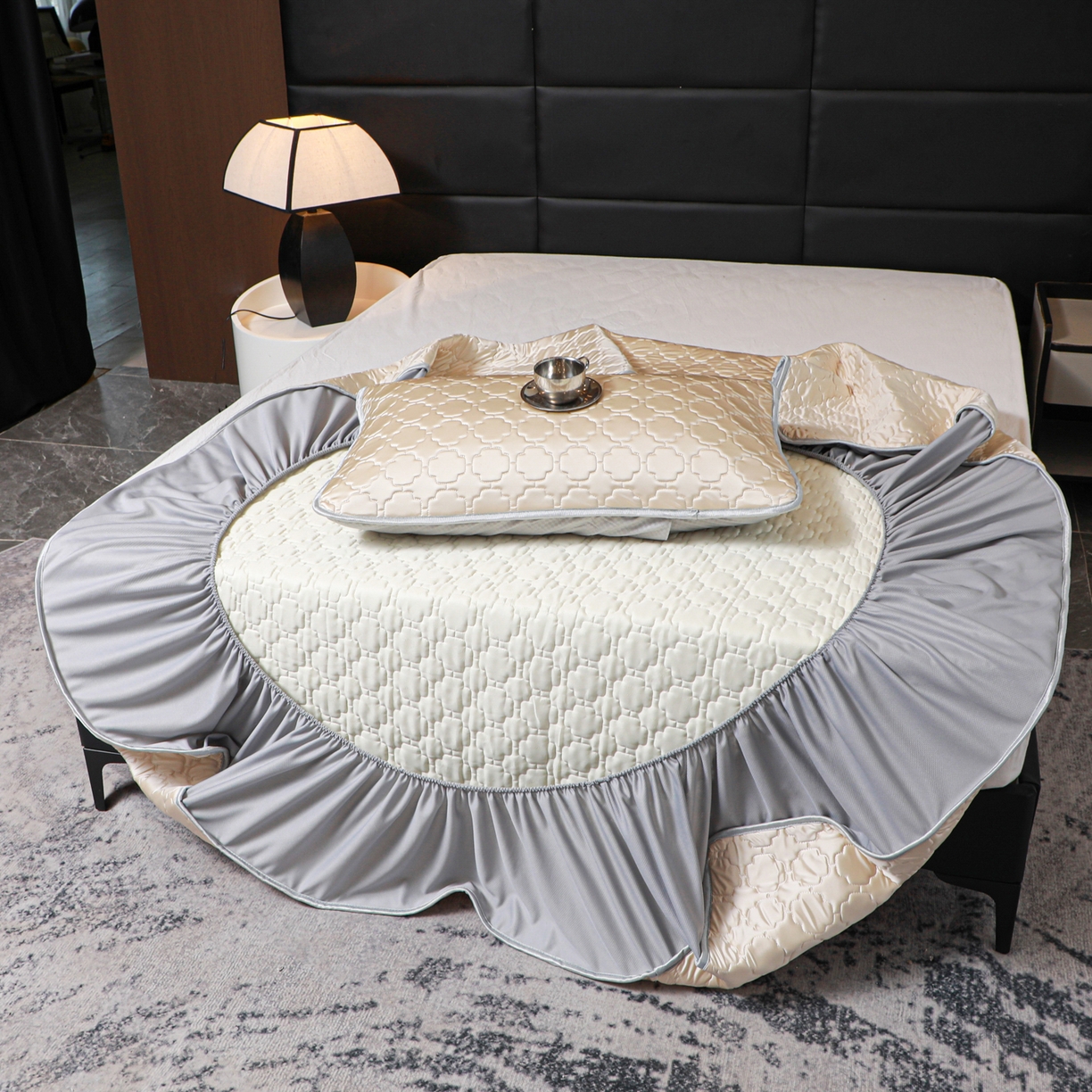 91家纺网 家纺一手货源 找家纺 多乐家纺 2026新款水光冰丝绸锦氨冰皮加厚乳胶凉席席子 杏黄-床笠款