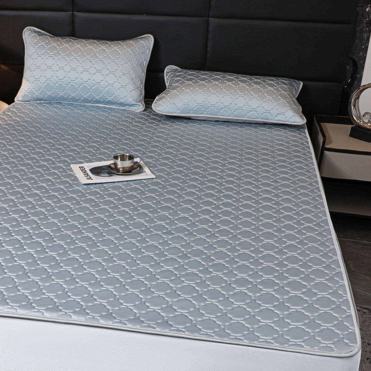 91家纺网 家纺一手货源 找家纺 多乐家纺 2026新款水光冰丝绸锦氨冰皮加厚乳胶凉席席子 雾蓝-床席款