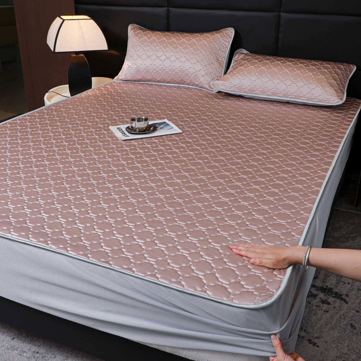 91家纺网 家纺一手货源 找家纺 多乐家纺 2026新款水光冰丝绸锦氨冰皮加厚乳胶凉席席子 桔梗紫-床笠款