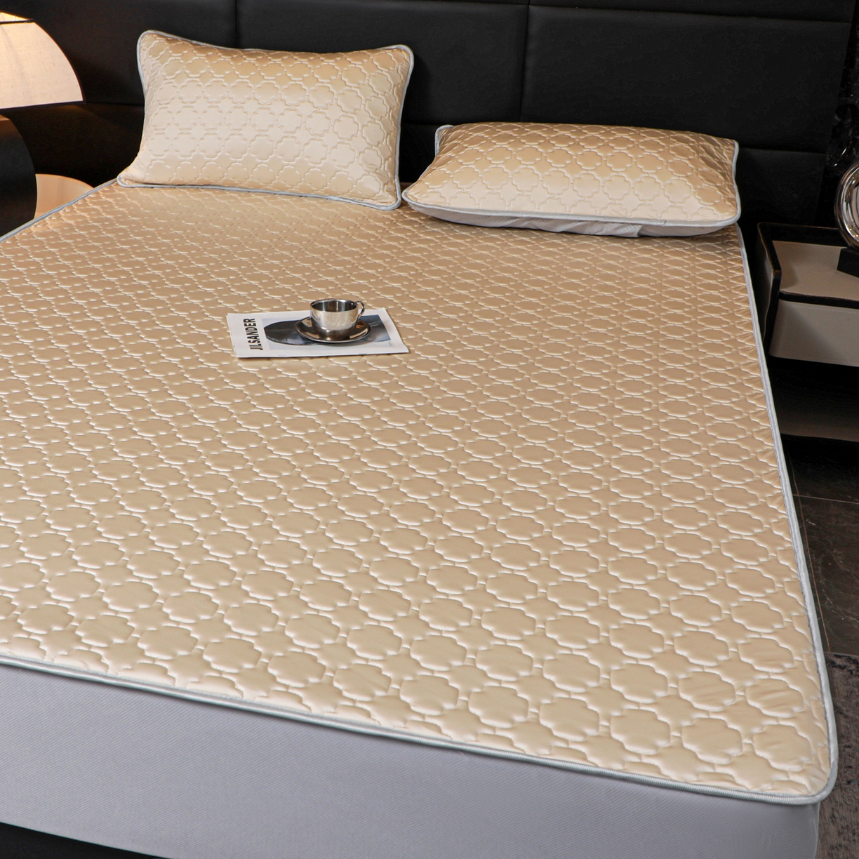 91家纺网 家纺一手货源 找家纺 多乐家纺 2026新款水光冰丝绸锦氨冰皮加厚乳胶凉席席子 杏黄-床笠款