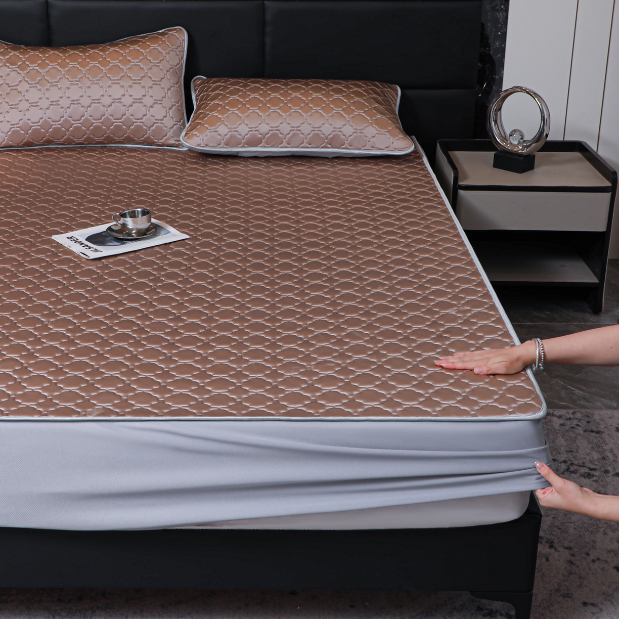 91家纺网 家纺一手货源 找家纺 多乐家纺 2026新款水光冰丝绸锦氨冰皮加厚乳胶凉席席子 香槟金-床笠款