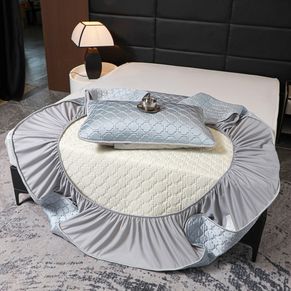 91家纺网 家纺一手货源 找家纺 多乐家纺 2026新款水光冰丝绸锦氨冰皮加厚乳胶凉席席子 雾蓝-床笠款