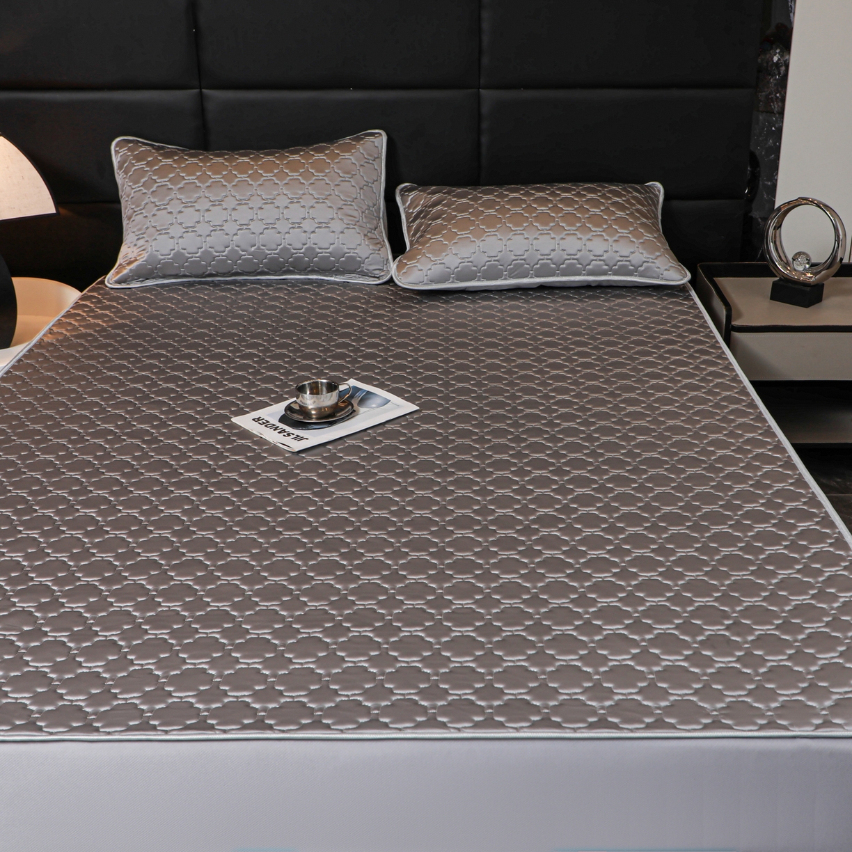 91家纺网 家纺一手货源 找家纺 多乐家纺 2026新款水光冰丝绸锦氨冰皮加厚乳胶凉席席子 气质灰-床笠款