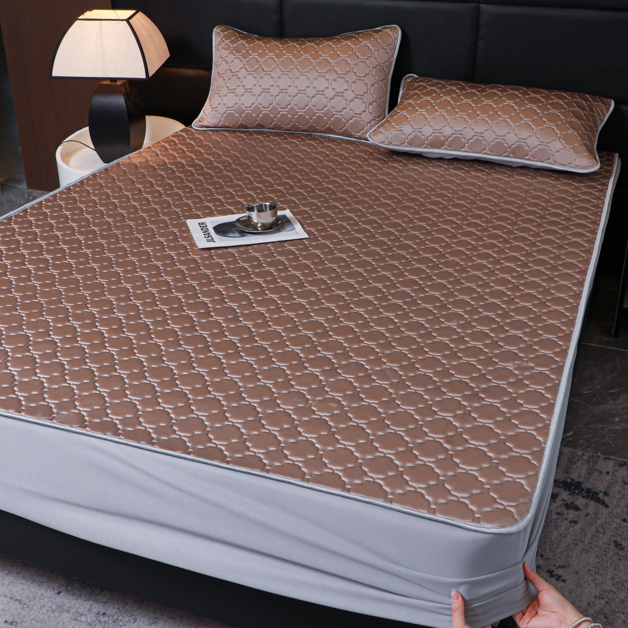 91家纺网 家纺一手货源 找家纺 多乐家纺 2026新款水光冰丝绸锦氨冰皮加厚乳胶凉席席子 香槟金-床笠款