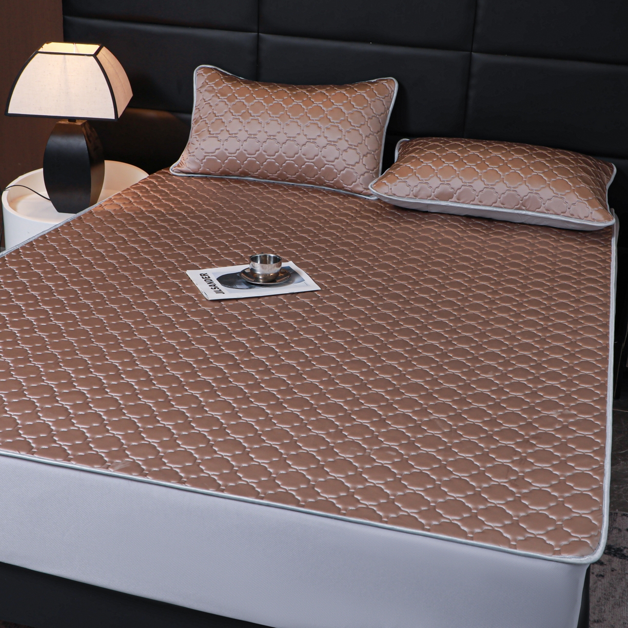 91家纺网 家纺一手货源 找家纺 多乐家纺 2026新款水光冰丝绸锦氨冰皮加厚乳胶凉席席子 香槟金-床笠款