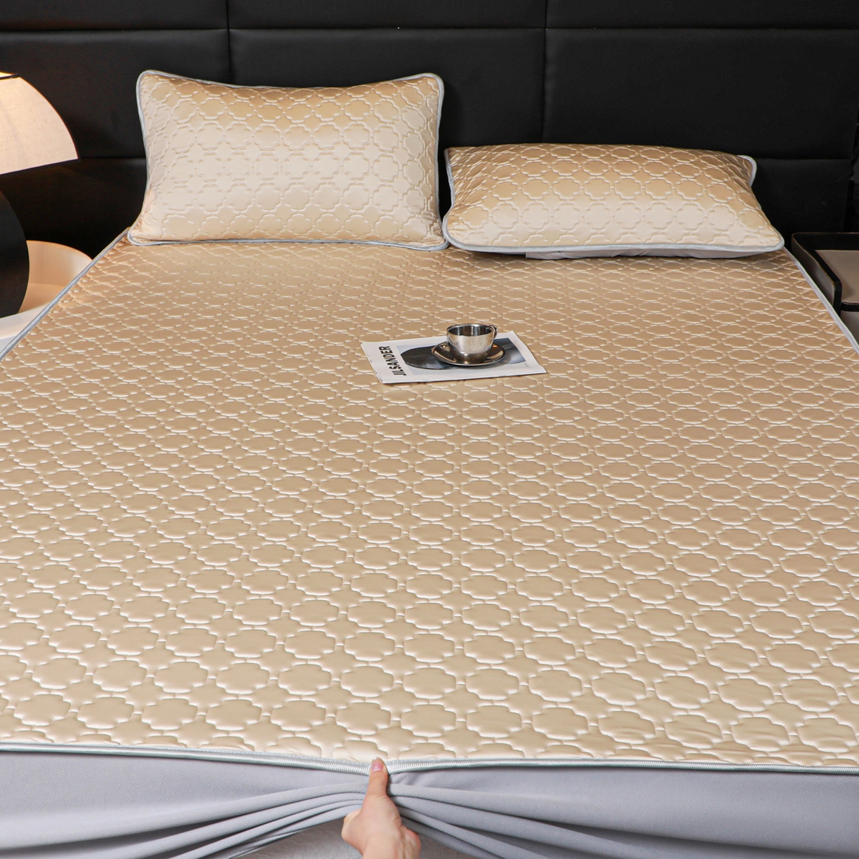 91家纺网 家纺一手货源 找家纺 多乐家纺 2026新款水光冰丝绸锦氨冰皮加厚乳胶凉席席子 杏黄-床笠款