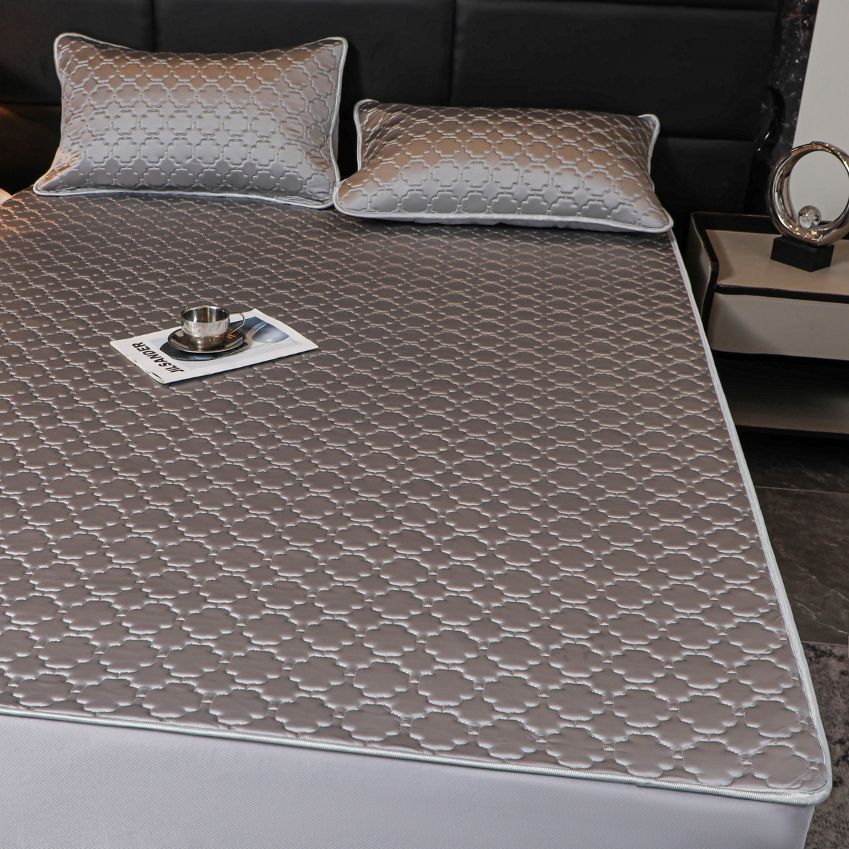 91家纺网 家纺一手货源 找家纺 多乐家纺 2026新款水光冰丝绸锦氨冰皮加厚乳胶凉席席子 气质灰-床笠款