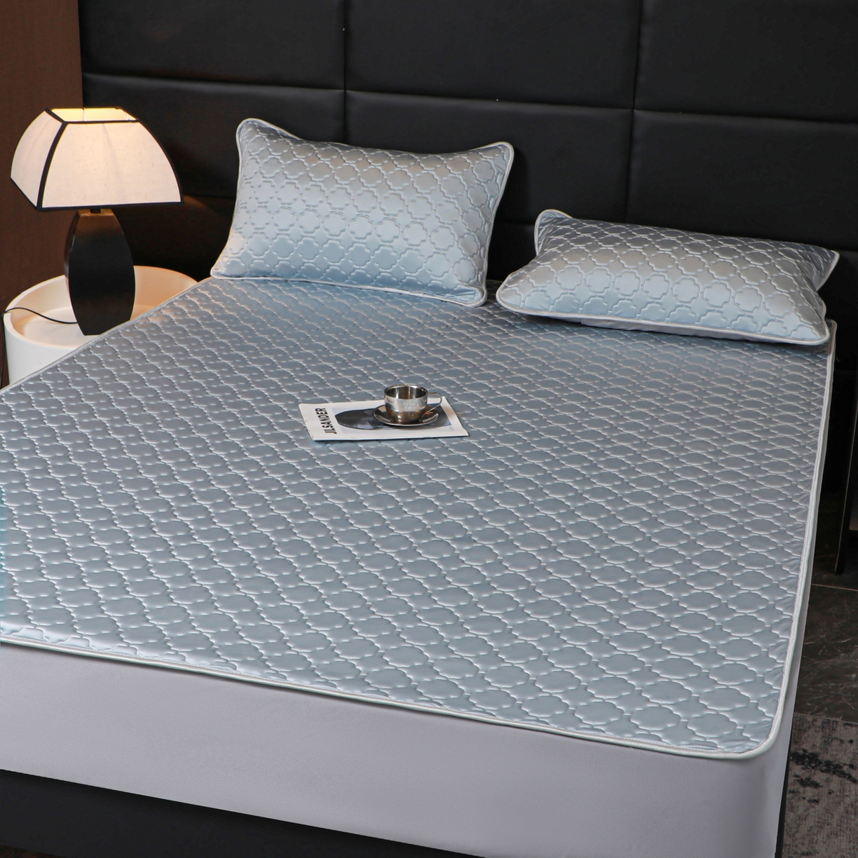 91家纺网 家纺一手货源 找家纺 多乐家纺 2026新款水光冰丝绸锦氨冰皮加厚乳胶凉席席子 雾蓝-床笠款