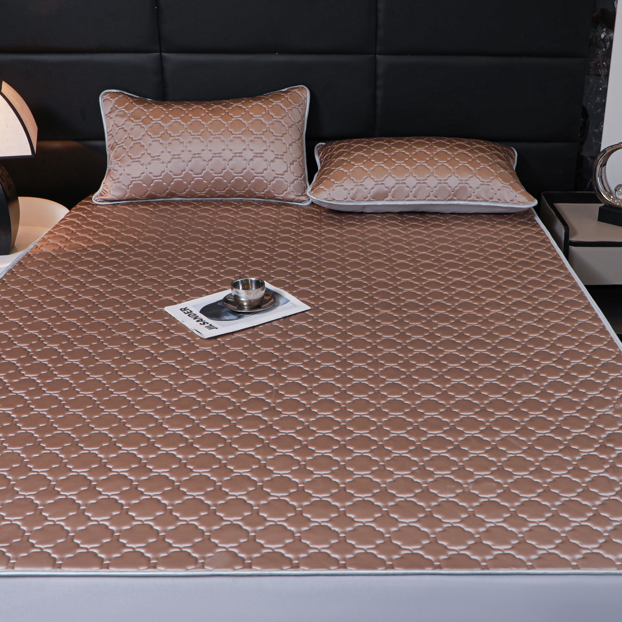 91家纺网 家纺一手货源 找家纺 多乐家纺 2026新款水光冰丝绸锦氨冰皮加厚乳胶凉席席子 香槟金-床笠款