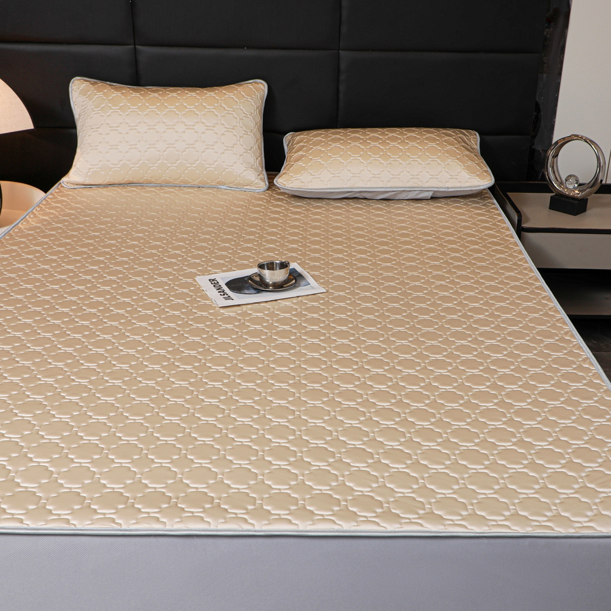 91家纺网 家纺一手货源 找家纺 多乐家纺 2026新款水光冰丝绸锦氨冰皮加厚乳胶凉席席子 杏黄-床笠款