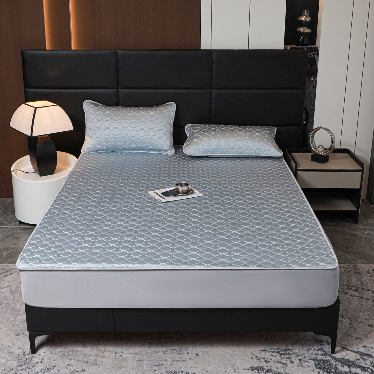 91家纺网 家纺一手货源 找家纺 多乐家纺 2026新款水光冰丝绸锦氨冰皮加厚乳胶凉席席子 雾蓝-床笠款