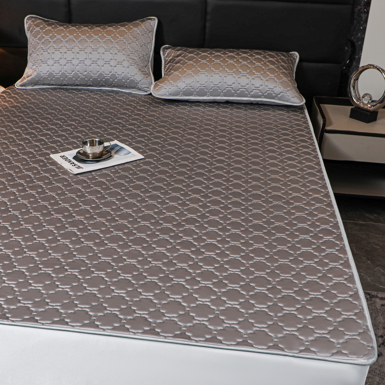 91家纺网 家纺一手货源 找家纺 多乐家纺 2026新款水光冰丝绸锦氨冰皮加厚乳胶凉席席子 气质灰-床席款