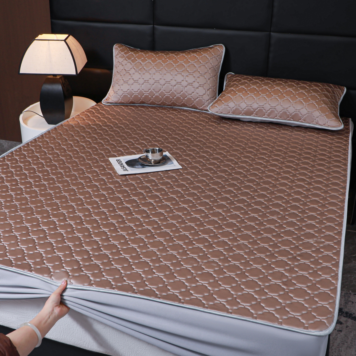 91家纺网 家纺一手货源 找家纺 多乐家纺 2026新款水光冰丝绸锦氨冰皮加厚乳胶凉席席子 香槟金-床笠款