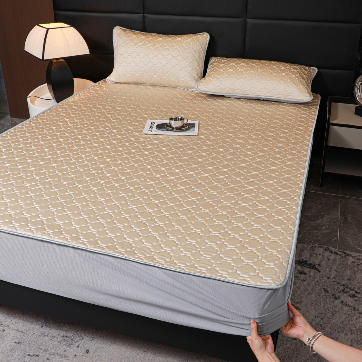 91家纺网 家纺一手货源 找家纺 多乐家纺 2026新款水光冰丝绸锦氨冰皮加厚乳胶凉席席子 杏黄-床笠款