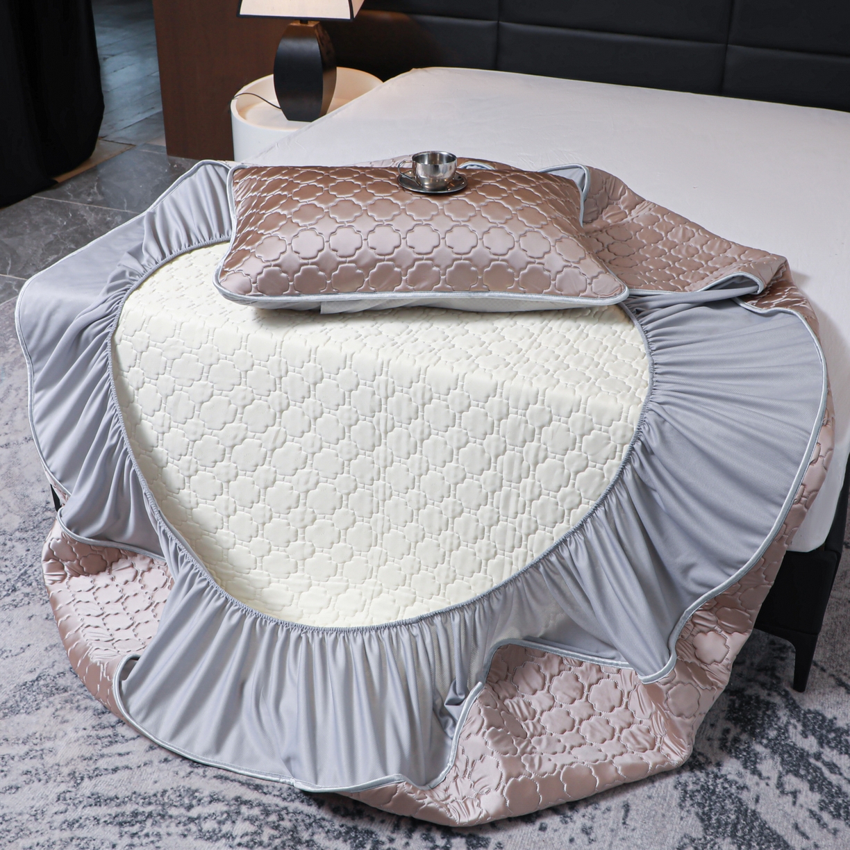 91家纺网 家纺一手货源 找家纺 多乐家纺 2026新款水光冰丝绸锦氨冰皮加厚乳胶凉席席子 香槟金-床笠款