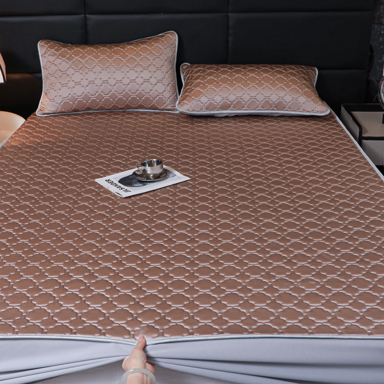 91家纺网 家纺一手货源 找家纺 多乐家纺 2026新款水光冰丝绸锦氨冰皮加厚乳胶凉席席子 香槟金-床笠款