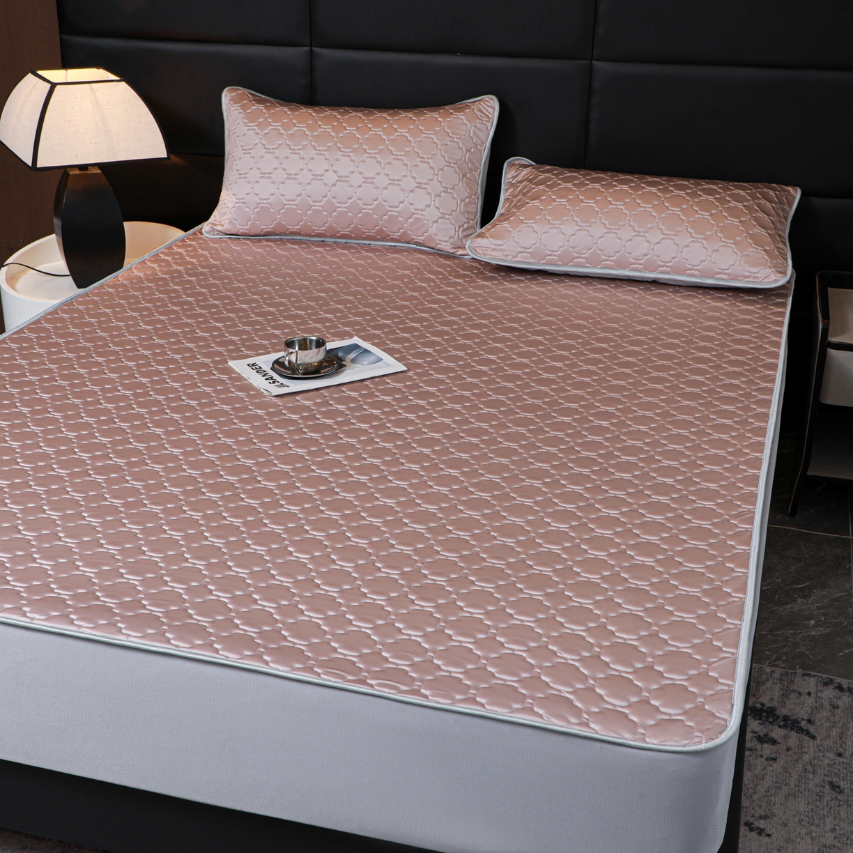 91家纺网 家纺一手货源 找家纺 多乐家纺 2026新款水光冰丝绸锦氨冰皮加厚乳胶凉席席子 桔梗紫-床笠款