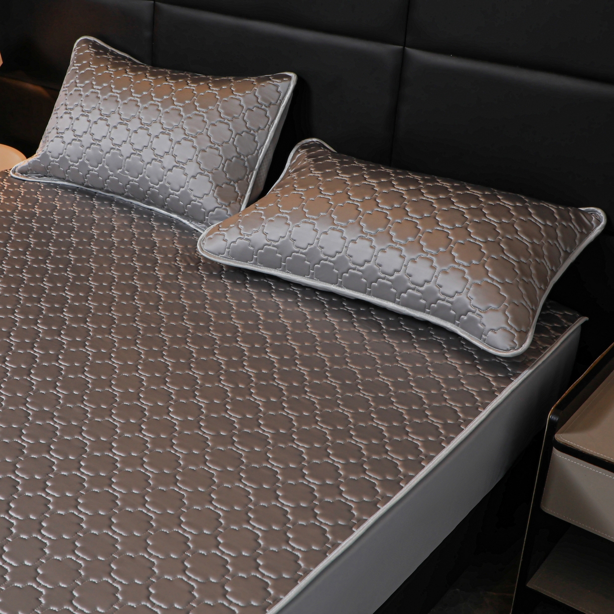 91家纺网 家纺一手货源 找家纺 多乐家纺 2026新款水光冰丝绸锦氨冰皮加厚乳胶凉席席子 气质灰-床笠款