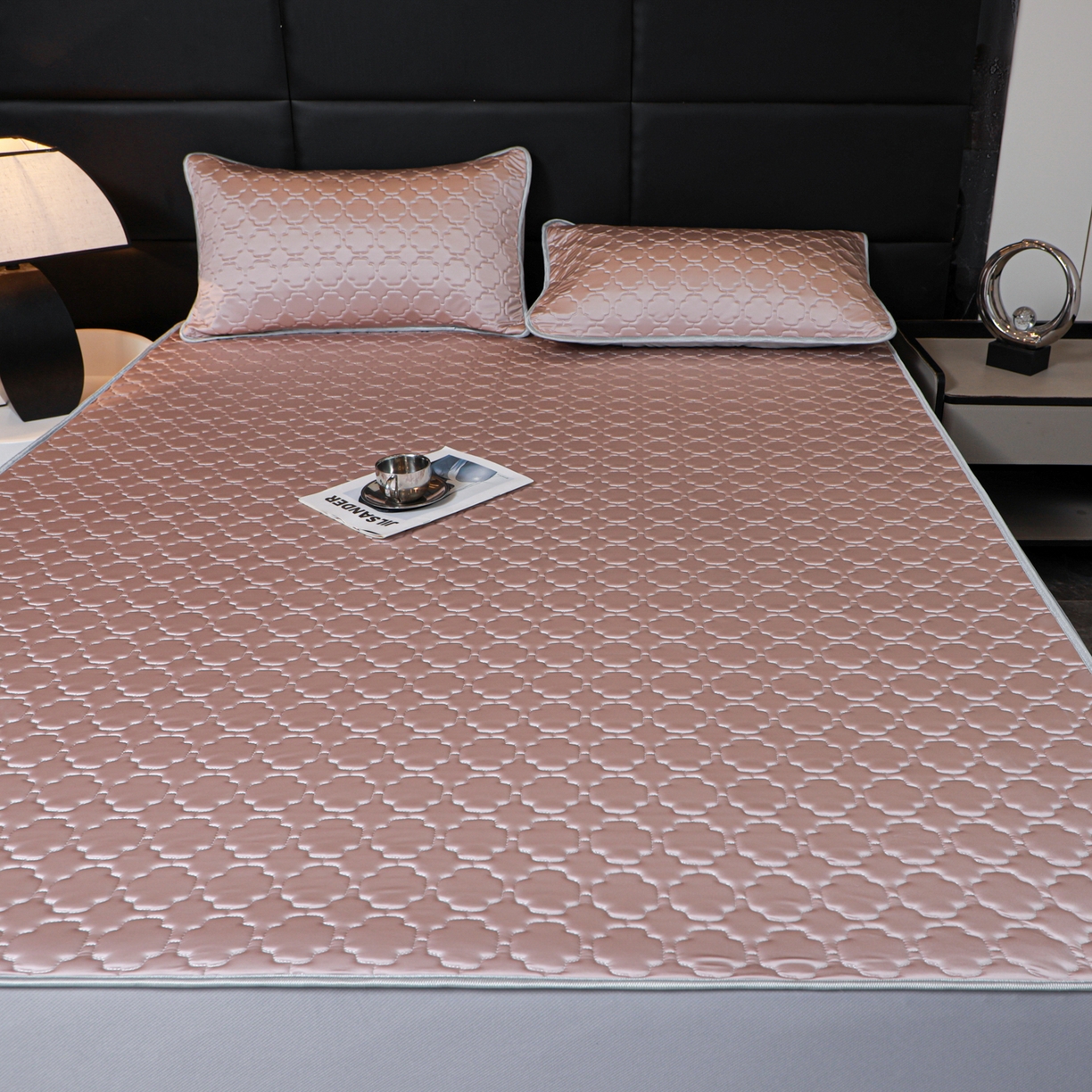 91家纺网 家纺一手货源 找家纺 多乐家纺 2026新款水光冰丝绸锦氨冰皮加厚乳胶凉席席子 桔梗紫-床笠款