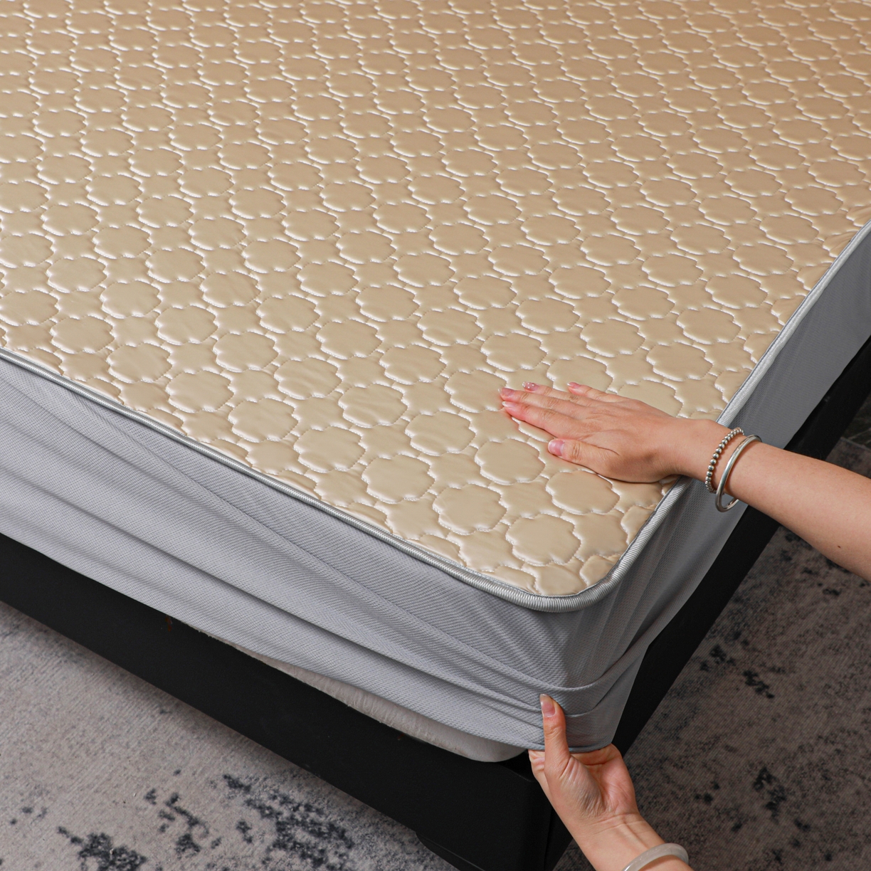 91家纺网 家纺一手货源 找家纺 多乐家纺 2026新款水光冰丝绸锦氨冰皮加厚乳胶凉席席子 杏黄-床笠款