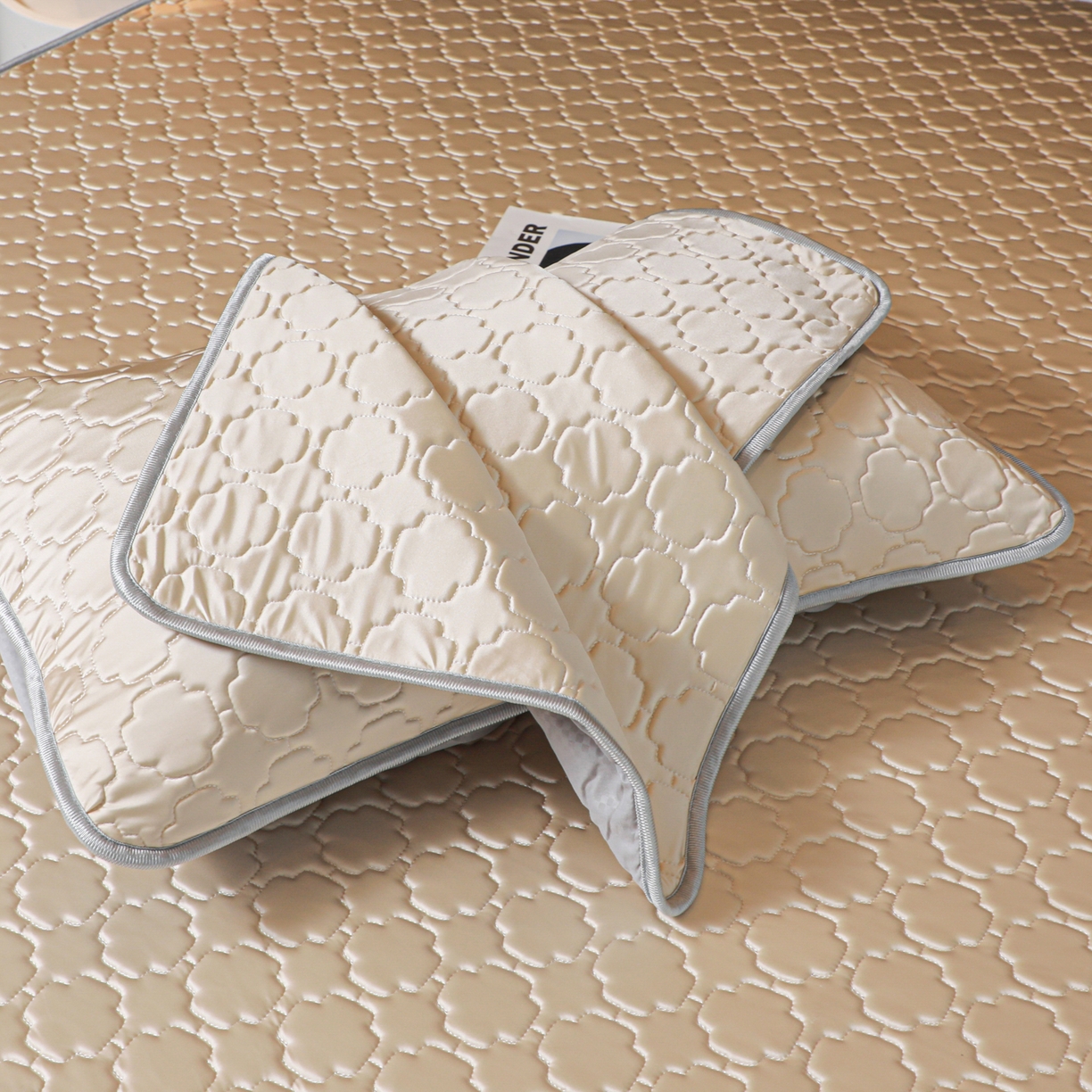 91家纺网 家纺一手货源 找家纺 多乐家纺 2026新款水光冰丝绸锦氨冰皮加厚乳胶凉席席子 杏黄-床笠款