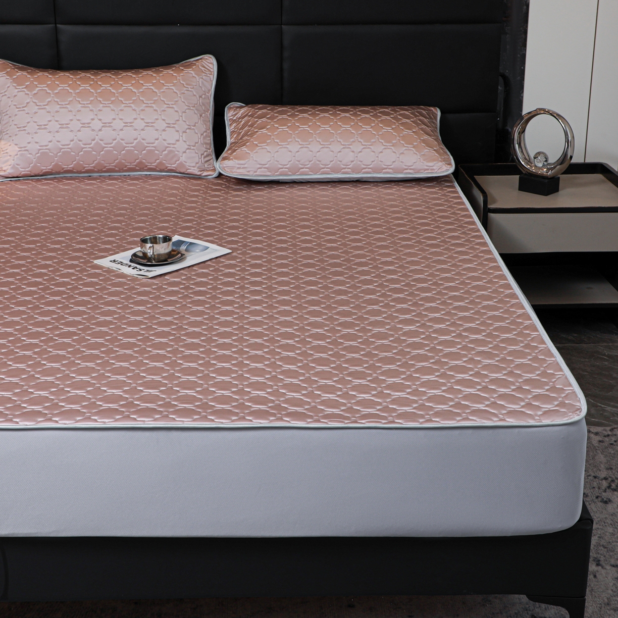 91家纺网 家纺一手货源 找家纺 多乐家纺 2026新款水光冰丝绸锦氨冰皮加厚乳胶凉席席子 桔梗紫-床笠款