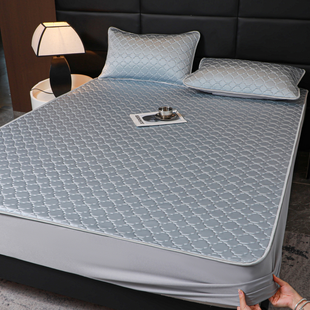 91家纺网 家纺一手货源 找家纺 多乐家纺 2026新款水光冰丝绸锦氨冰皮加厚乳胶凉席席子 雾蓝-床笠款