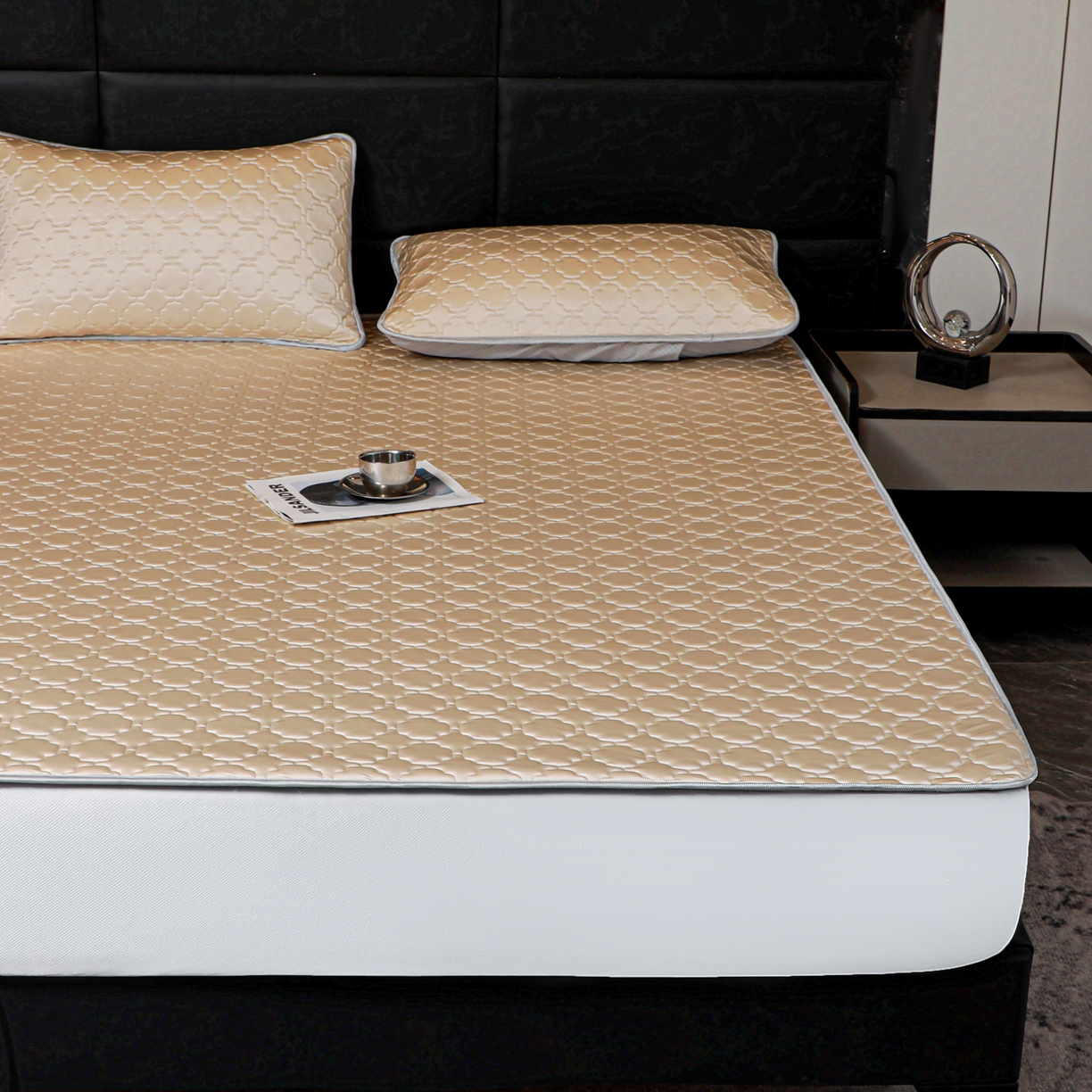 91家纺网 家纺一手货源 找家纺 多乐家纺 2026新款水光冰丝绸锦氨冰皮加厚乳胶凉席席子 杏黄-床席款