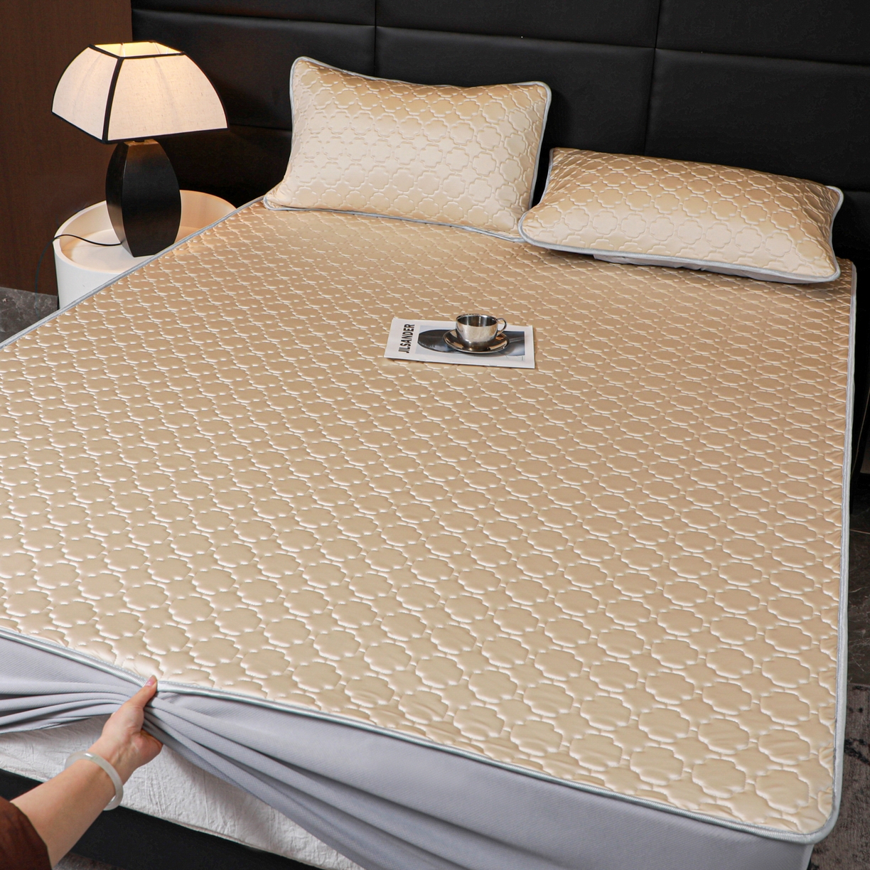 91家纺网 家纺一手货源 找家纺 多乐家纺 2026新款水光冰丝绸锦氨冰皮加厚乳胶凉席席子 杏黄-床笠款